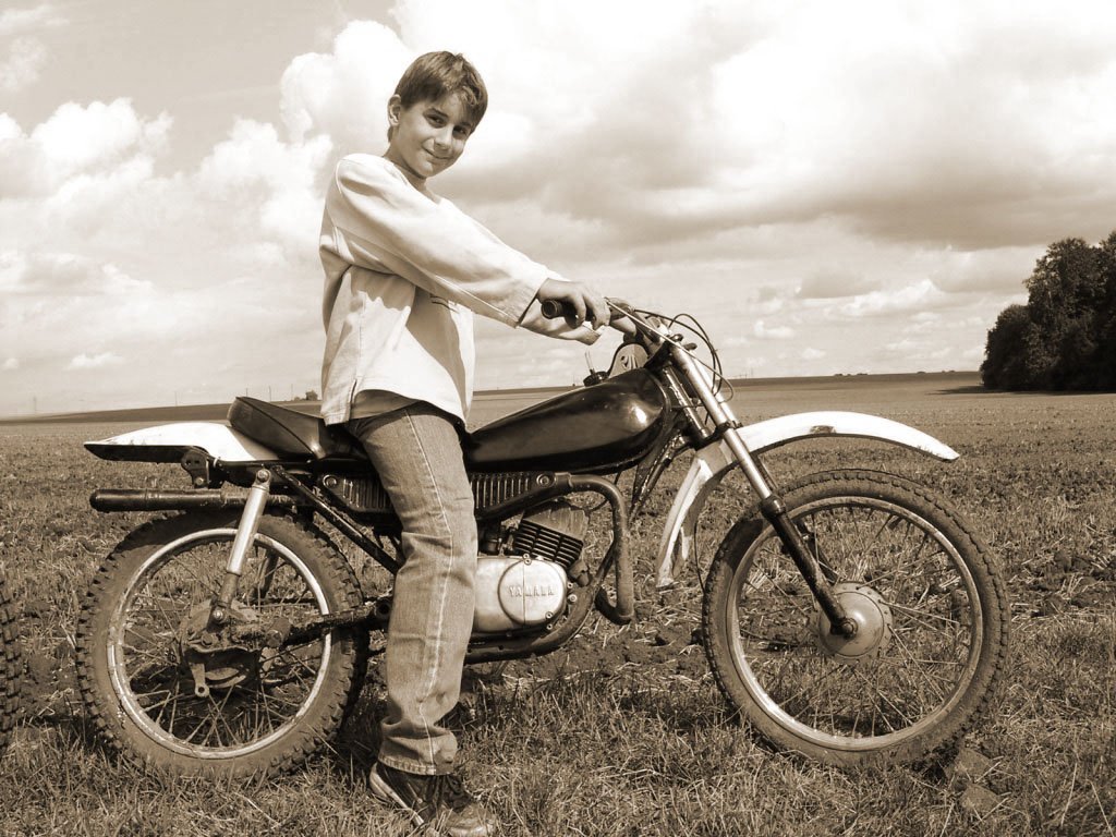 Enfant sur moto d'époque